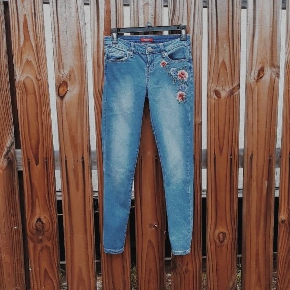 GUESS Medium Wash Embroidered Skinny Jeans Size 25